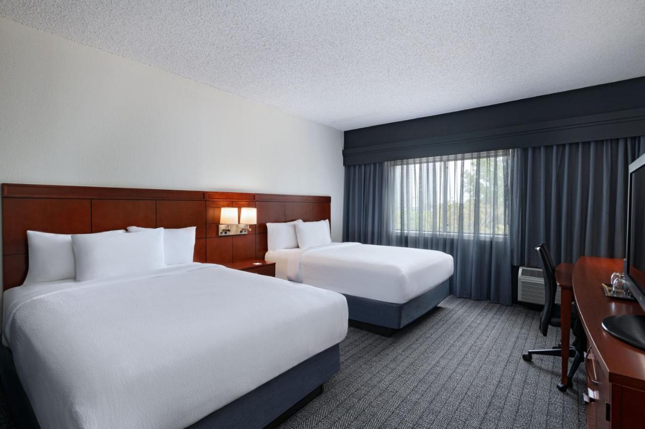 Courtyard By Marriott Dallas Arlington Entertainment District Extérieur photo