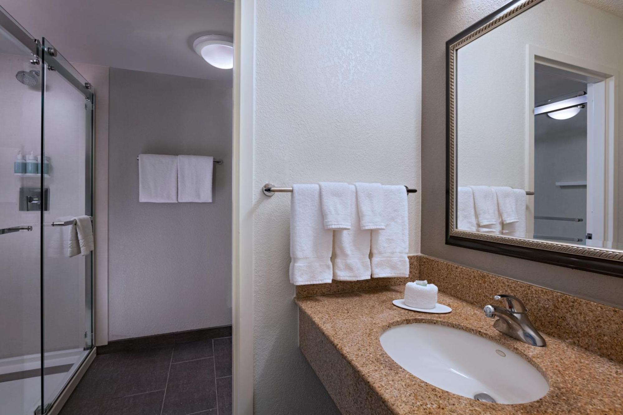Courtyard By Marriott Dallas Arlington Entertainment District Extérieur photo