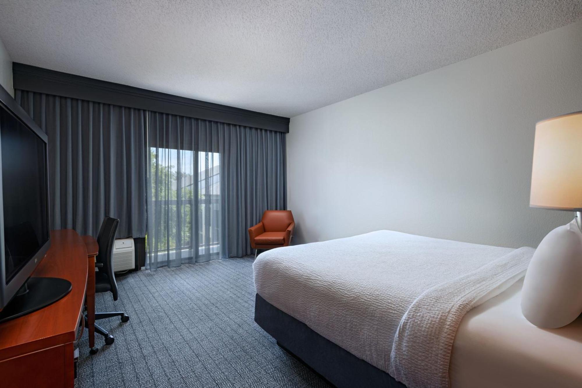 Courtyard By Marriott Dallas Arlington Entertainment District Extérieur photo